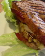 Сэндвич-гриль с баклажаном-гриль, сыром и прошутто