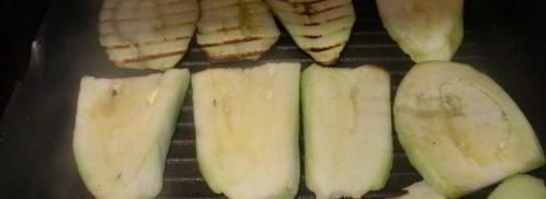 сэндвич-гриль с баклажаном-гриль, сыром и прошутто. Шаг 2