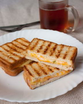 Сэндвич-гриль с ветчиной и ананасом