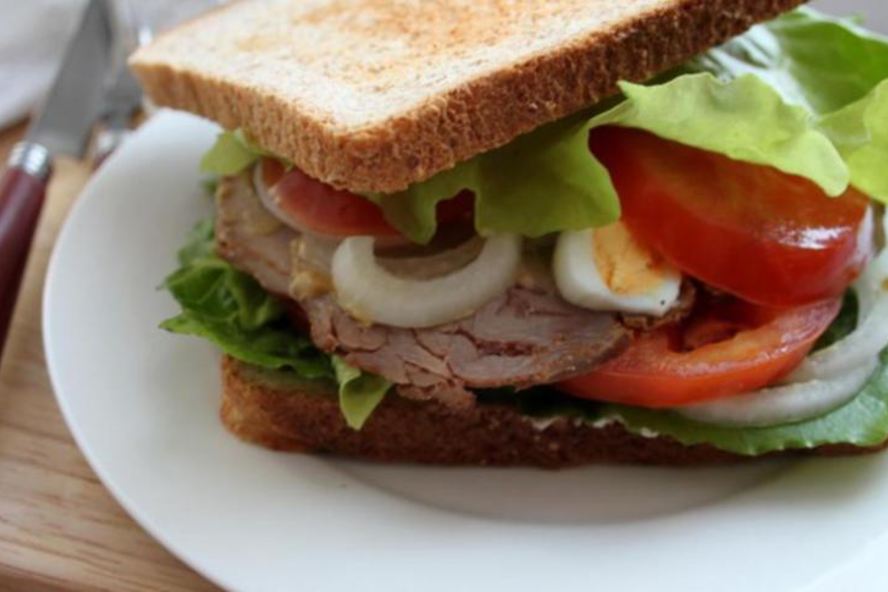 Рецепт сэндвич по-деревенски с бужениной, перепелиным яйцом, овощами и салатом