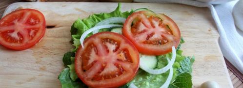 сэндвич по-деревенски с бужениной, перепелиным яйцом, овощами и салатом. Шаг 3