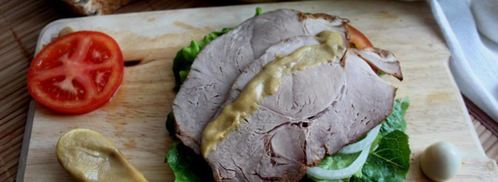 сэндвич по-деревенски с бужениной, перепелиным яйцом, овощами и салатом. Шаг 4