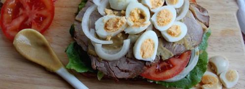 сэндвич по-деревенски с бужениной, перепелиным яйцом, овощами и салатом. Шаг 5