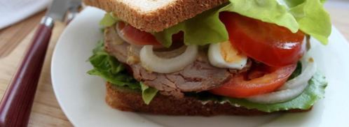 сэндвич по-деревенски с бужениной, перепелиным яйцом, овощами и салатом. Шаг 7