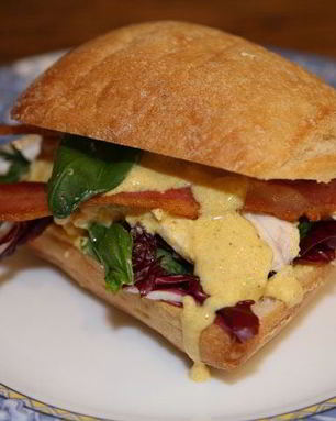 Сэндвич с курицей карри, радиккио и базиликом