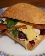 Сэндвич с курицей карри, радиккио и базиликом