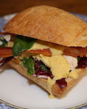 Сэндвич с курицей карри, радиккио и базиликом