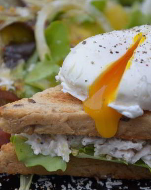 Сэндвич с яйцом-пашот и салатом