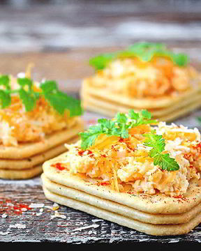 Сырная закуска с яйцом и кальмарами