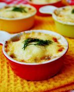 Сырный гратен с креветками и красным луком