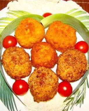 Сырные шарики с начинкой в ореховой панировке под пьяной клюквой