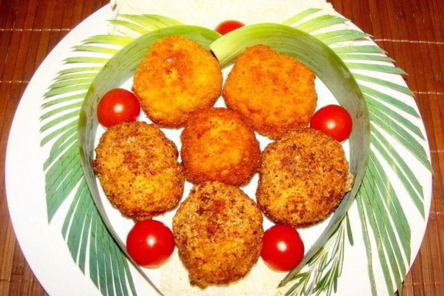 Рецепт сырные шарики с начинкой в ореховой панировке под пьяной клюквой