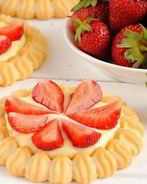 Безглютеновые тарталетки с гоголь-моголем и клубникой в шоколаде 3PAULY