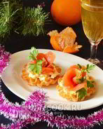 Новогодние тарталетки с семгой