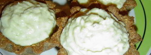 тарталетки из ржаного хлеба с кремом из авокадо с сельдью. Шаг 3