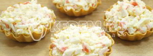 тарталетки с крабовыми палочками. Шаг 4