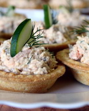 Тарталетки с красной рыбой и сыром