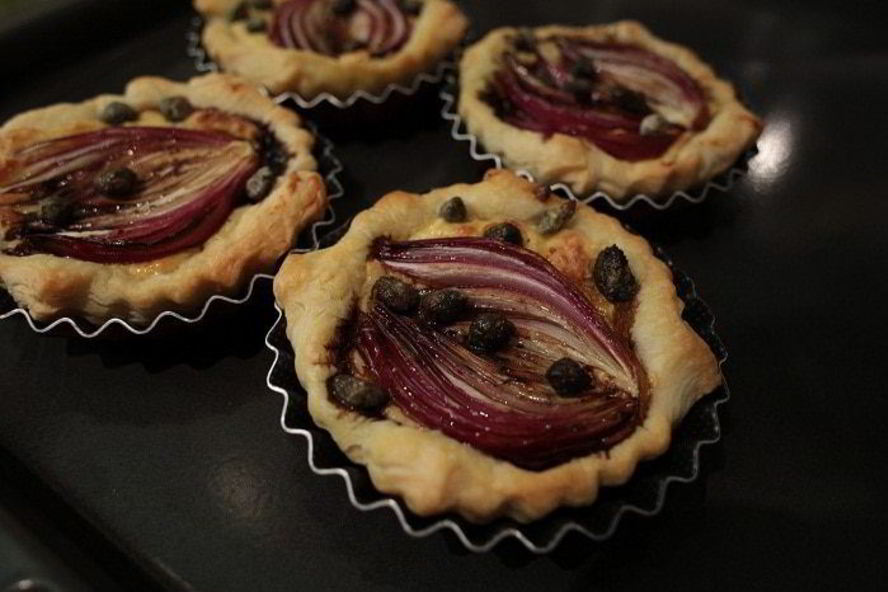 Рецепт тарталетки с красным луком и сырным соусом