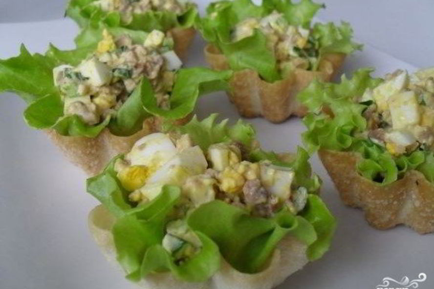 Рецепт тарталетки с печенью трески и яйцом