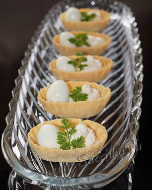 Тарталетки с перепелиными яйцами