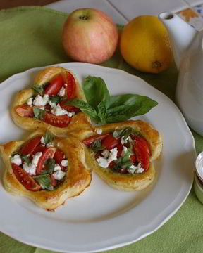 Тарталетки с помидорами и соусом песто