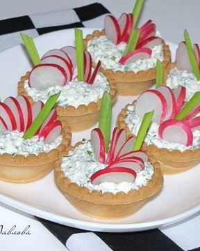 Тарталетки с редисом на творожной подушке