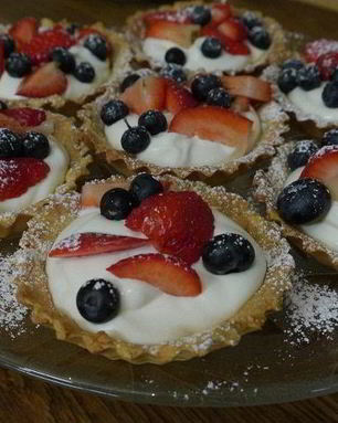 Тарталетки с ягодами и взбитыми сливками