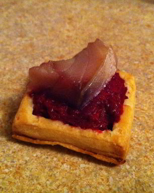 Тарталетки со свекольной начинкой и сельдью