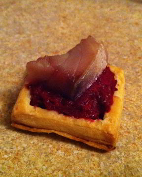 Тарталетки со свекольной начинкой и сельдью