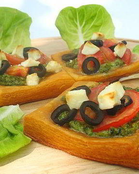 Томатные тарталетки с помидорами, фетой и соусом песто