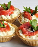 Закуска с красной рыбой в тарталетках