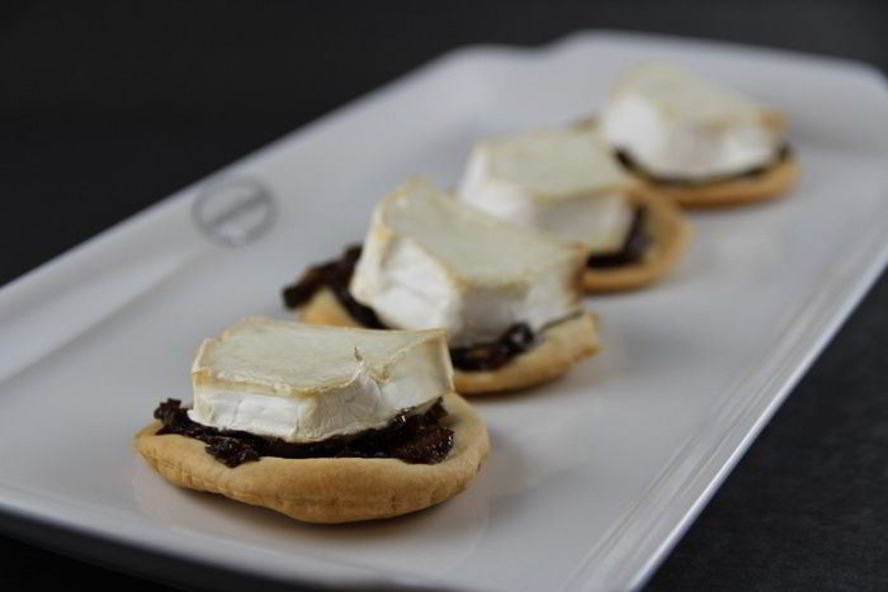 Рецепт закусочные тарталетки из песочного теста с козьим сыром и луковым джемом