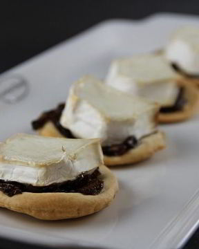 Закусочные тарталетки из песочного теста с козьим сыром и луковым джемом