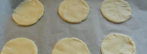 закусочные тарталетки из песочного теста с козьим сыром и луковым джемом. Шаг 3