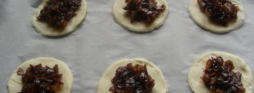 закусочные тарталетки из песочного теста с козьим сыром и луковым джемом. Шаг 4