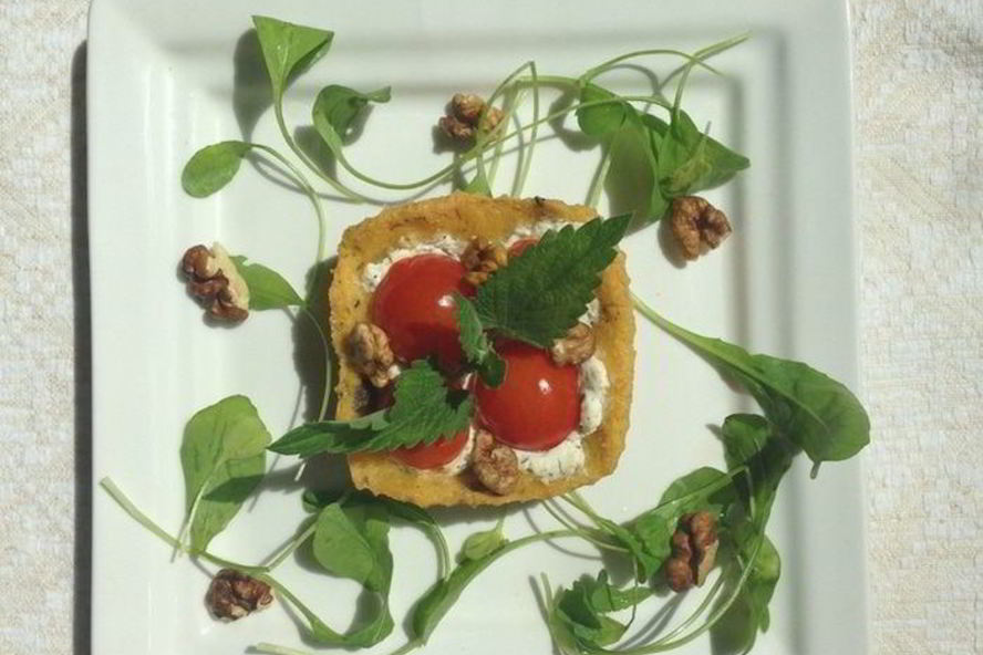 Рецепт закусочные тарталетки из поленты с козьим сыром и помидорками черри