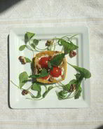 Закусочные тарталетки из поленты с козьим сыром и помидорками черри