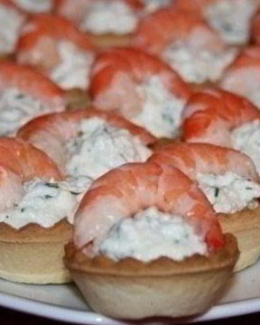 Закусочные тарталетки с творогом и креветками