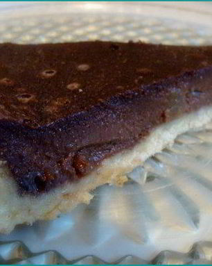 Шоколадный тарт с грушами и карамелью