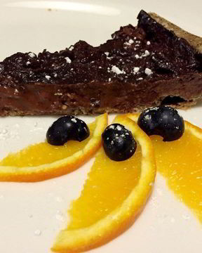 Шоколадный тарт с клубникой на песочном тесте из гречневой муки