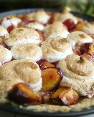 Сливовый тарт с ореховым безе