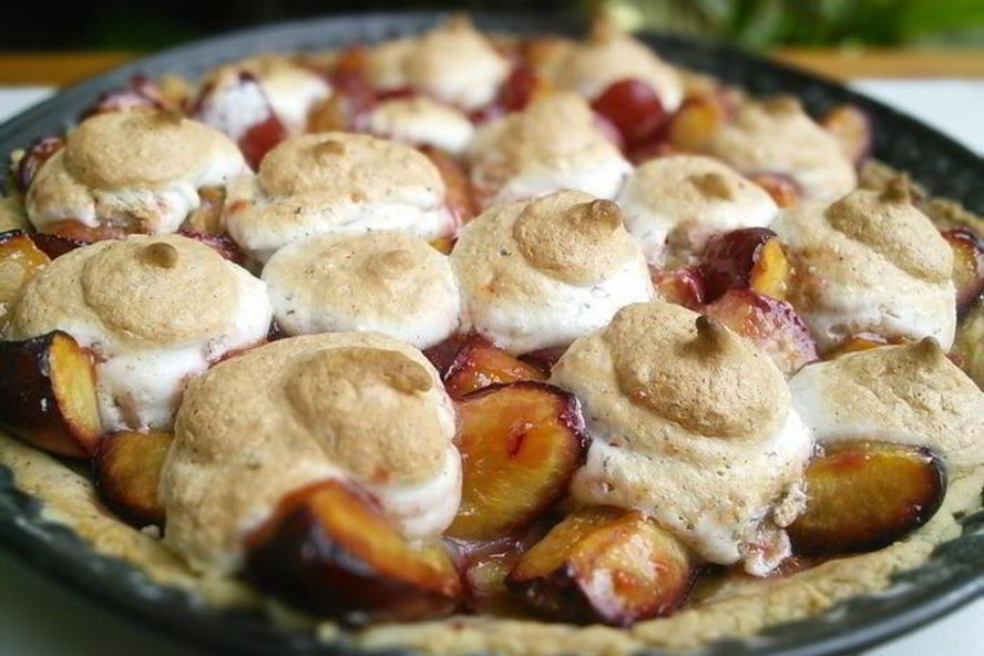 Рецепт сливовый тарт с ореховым безе