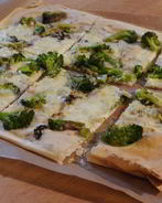 Тарт с брокколи, луком-пореем и сыром