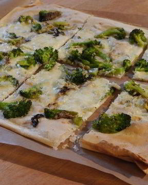 Тарт с брокколи, луком-пореем и сыром