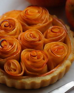 Тарт с розами из яблок