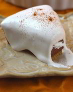 Тарт с шоколадной начинкой и белковым кремом