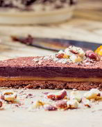 Тарт с шоколадным ганашем и соленой карамелью