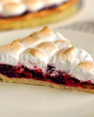 Тарт с вишней и меренгой