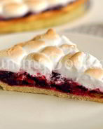 Тарт с вишней и меренгой