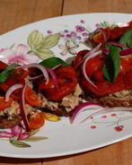 Тартин с запеченным сладким перцем и тунцом